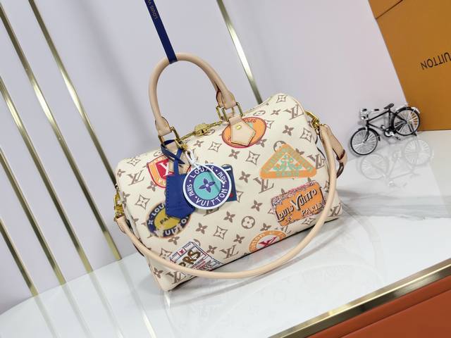 升级原版 M14587 M40391 M14736 本款 Sedy Soft 30 手袋以复古笔触演绎 Monogram Dune ,搭配飞机造型装饰和拼贴效果 升级原版 M14587 M40391 M14736 本款 Sedy Soft 30 手袋以复古笔触演绎 Monogram Dune ,搭配飞机造型装饰和拼贴效果