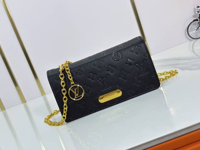 升级原版 M83233 Wallet On Chain Metis 取材粒面 Monogram Empreinte 皮革，上面压印品牌 Monogram 图案。