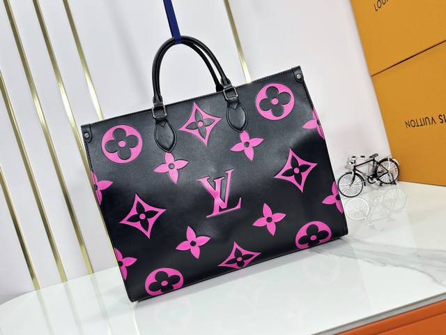 升级原版 M45945 M44925 M44571本款 Onthego 手袋为 Monogram Empreinte 皮革压印大号 Monogram 花卉和 L