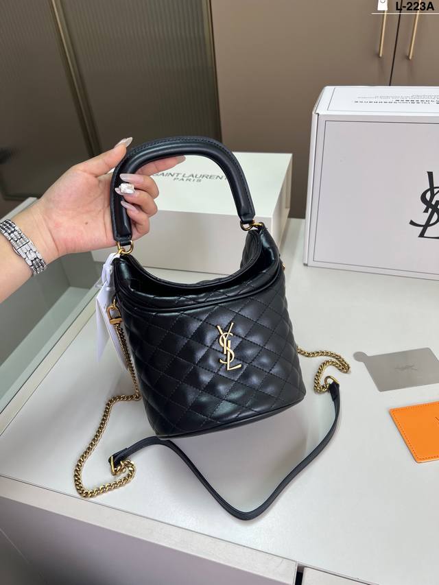 Ysl圣罗兰薯条 水桶包Gaby Bucket Bag因为底部是椭圆的，可以丢各种口红 可斜挎 L-223A尺寸15×11折叠盒飞机盒