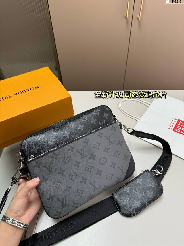芯片版本 Lv男士三合一黑武士三件套Trio邮差包 Lv推出的三合一爆火 经典百搭 T-26-2尺寸25×19折叠盒