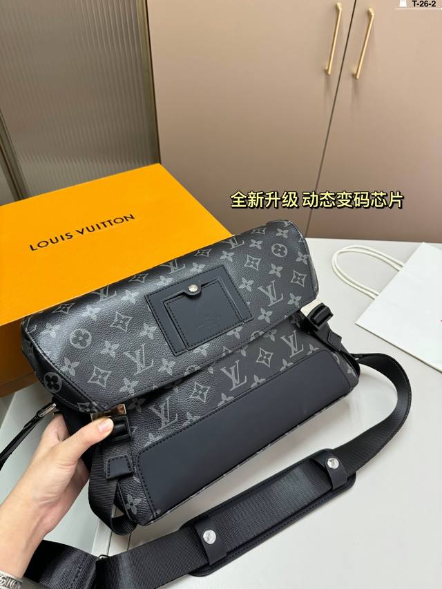 芯片版本 Lv Voyager邮差包 手感很软！但是很型哦！ T-26-2尺寸27×21折叠盒