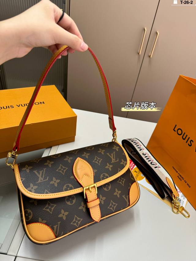 芯片版本 Lvdiane老花法棍包走秀款 单肩斜挎腋下包搭配花卉刺绣肩带 配2个肩带 都可以拆卸 T-26-2尺寸24×18折叠盒 芯片版本 Lvdiane老花法棍包走秀款 单肩斜挎腋下包搭配花卉刺绣肩带 配2个肩带 都可以拆卸 T-26-2尺寸24×18折叠盒