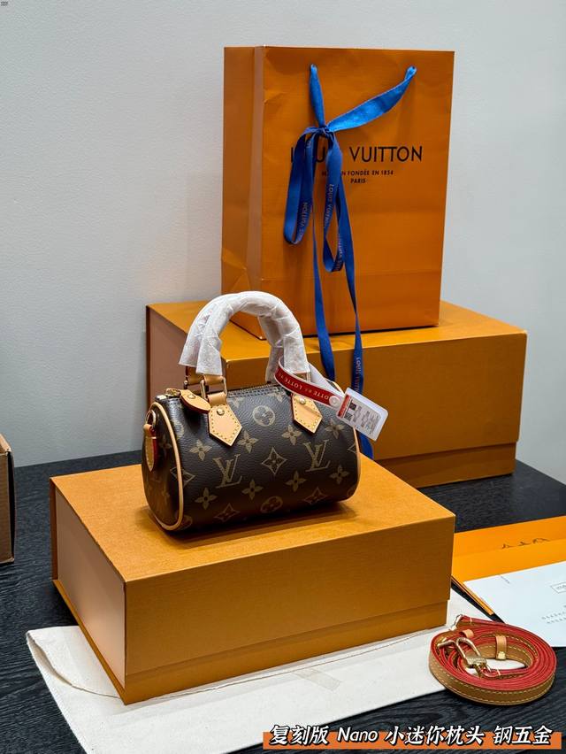 全套礼盒 复刻！小Mini 全钢五金 Size：17×10 Lv Speedy Nano迷你枕头包 新款的肩带可以调节拆卸； 线条精致，小巧轻便又时尚～ 细节质