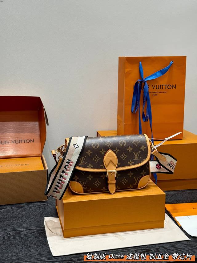 全套礼盒包装 全钢五金！变码芯片 Size：25*17Cm Lv家 Diane 法棍手袋 定制老花面料搭配深色树膏皮 配置两条肩带 今天的快乐是法棍给的！ 搜索