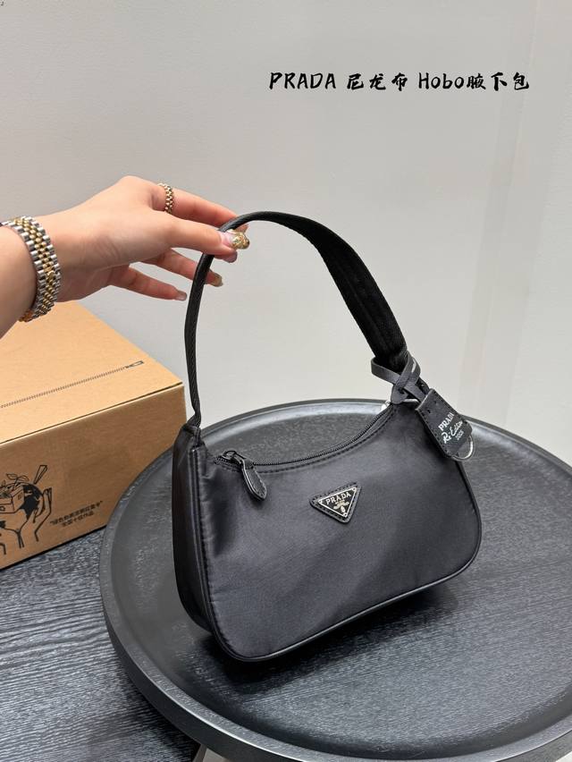 配盒子 Size：22*13Cm Prada普拉达 Hobo尼龙布腋下包麻将包 看到实物真的堪称完美！ 设计超级方便和舒服！ 上身氛围感满满 随手一拎 就很有范