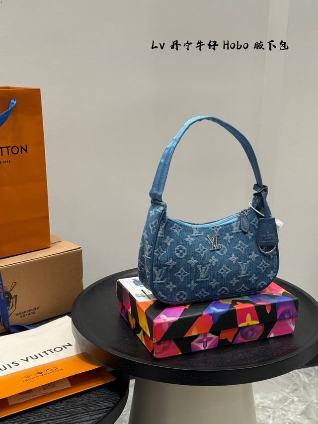 配盒子 Size：22*13Cm Lv Hobo 牛仔腋下包麻将包 看到实物真的堪称完美！ 设计超级方便和舒服！ 上身氛围感满满 随手一拎 就很有范儿