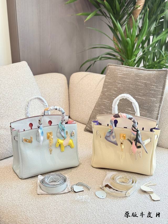 原版牛皮 Hermesbirkin”尊滴太绝了永不过时 圣杯蓝色 奶昔白色颜色和夏天太配了叭 出门随手-拎直接气场拉满 Togo皮内缝，随性又好打理 爱了爱了.