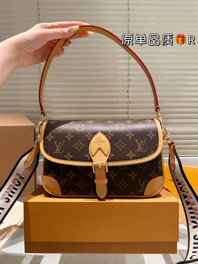 顶级原单 Lv Louis Vuitton ｜Diane法棍包 Lv法棍Diane绝绝子 上身复古又舒服 设计灵感来自于中古包Sologne 两条肩带 手拿腋下