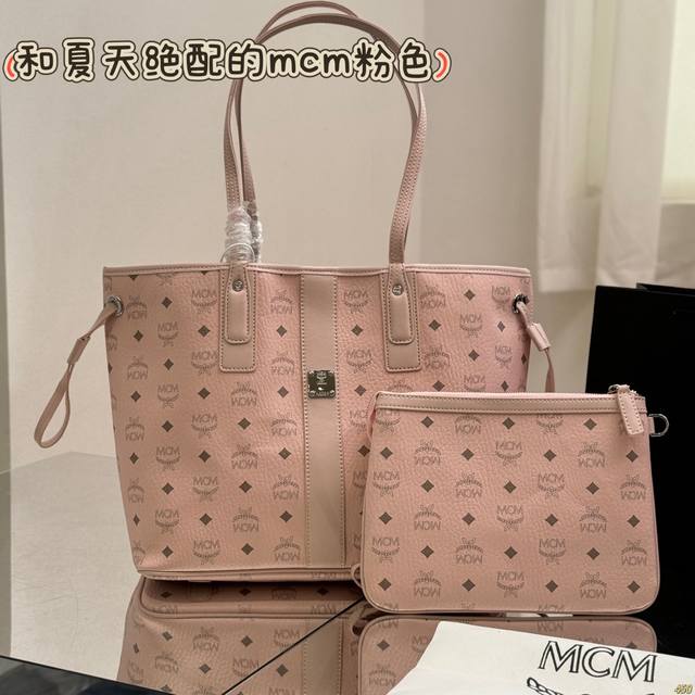 无盒 Size：36*29Cm 大号 Mc 购物袋新品 简单的Mcm购物袋！ 都是无比的好看！ 1包中包 2双面购物袋 3里面小包还可以单用哦！ 集美们冲！ 青