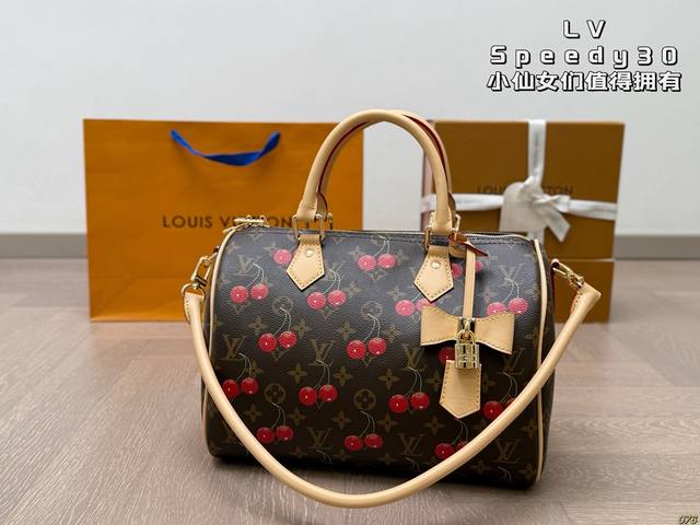 老花 白彩，牛仔 Lv Speedy Soft 30 手袋以瞩目风姿成就旅途良伴。充裕构型内设拉链口袋，可妥善保管护照和其他重要物品。名牌诉说工致细节，Toro