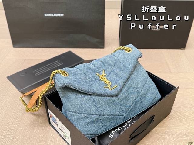 折叠盒 Ysl Loulou Puffer水洗牛仔包 Loulou今年专柜超火爆的牛仔款式 牛仔经过水洗手感柔软舒适 胖乎乎的外形像拿着棉花糖 颜值很高的一款呀