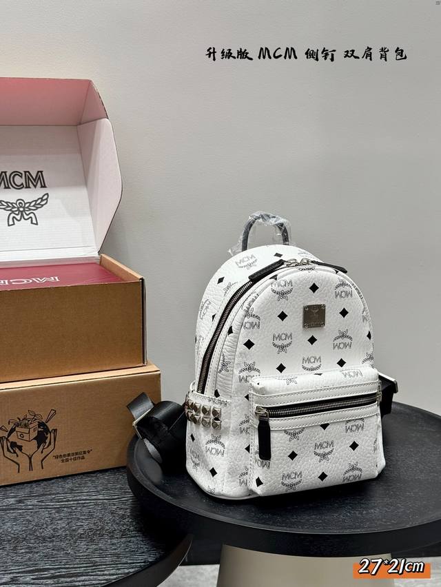 Mcm经典双肩包 原单！原单！原单！ 立体而自然，全新升级 以中轴为对称中心线的上线倒向对称， 十分完整完美， 尤其包型 超有弧度感的！ 尺寸: 21*17Cm