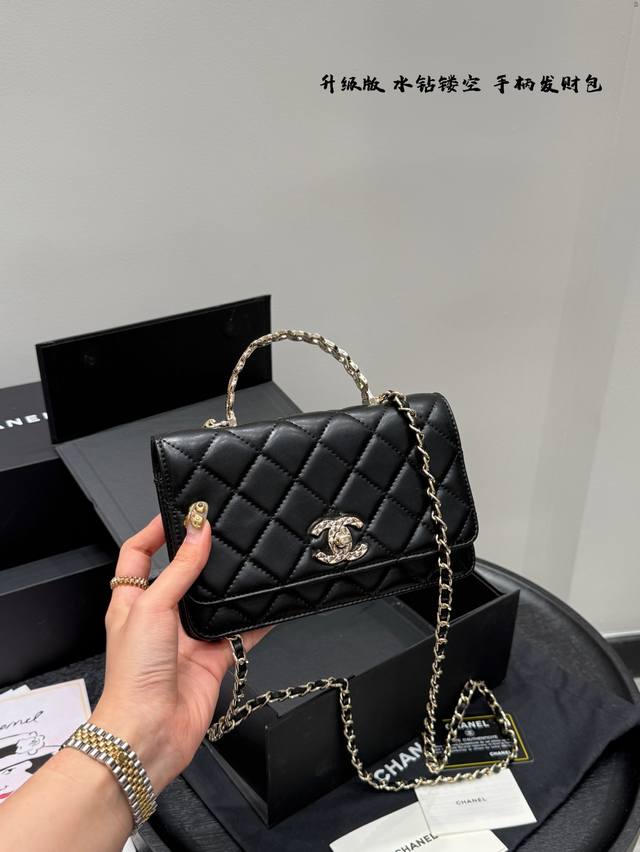 折叠礼盒 升级版！ 香奈儿 Chanel 高级镶金镂空编织水钻手柄发财包 链条发财包 不愧是高级手工坊系列 整体包包质感很棒！等不到经典款的可以考虑这只哦 尺寸