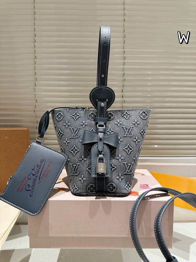 丹宁牛仔 原单 Lv All Inbb手袋为Monogram牛皮搭配亮泽金属件,以标志性挂锁和名牌彰显经典格调。可调节肩带延续品牌制箱传承,皮革肩带增添斜挎和肩 丹宁牛仔 原单 Lv All Inbb手袋为Monogram牛皮搭配亮泽金属件,以标志性挂锁和名牌彰显经典格调。可调节肩带延续品牌制箱传承,皮革肩带增添斜挎和肩