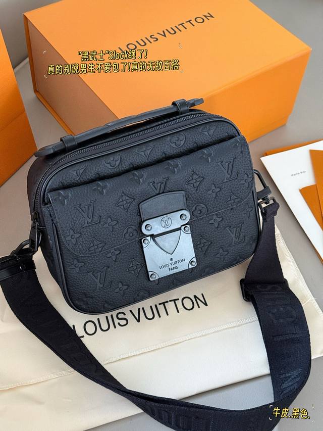 配盒牛皮 Size：24*19Cm L家 S-Lock邮差包， 真的很酷黑武士系列包包 很耐看 谁背谁好看 包包皮质手感很好！