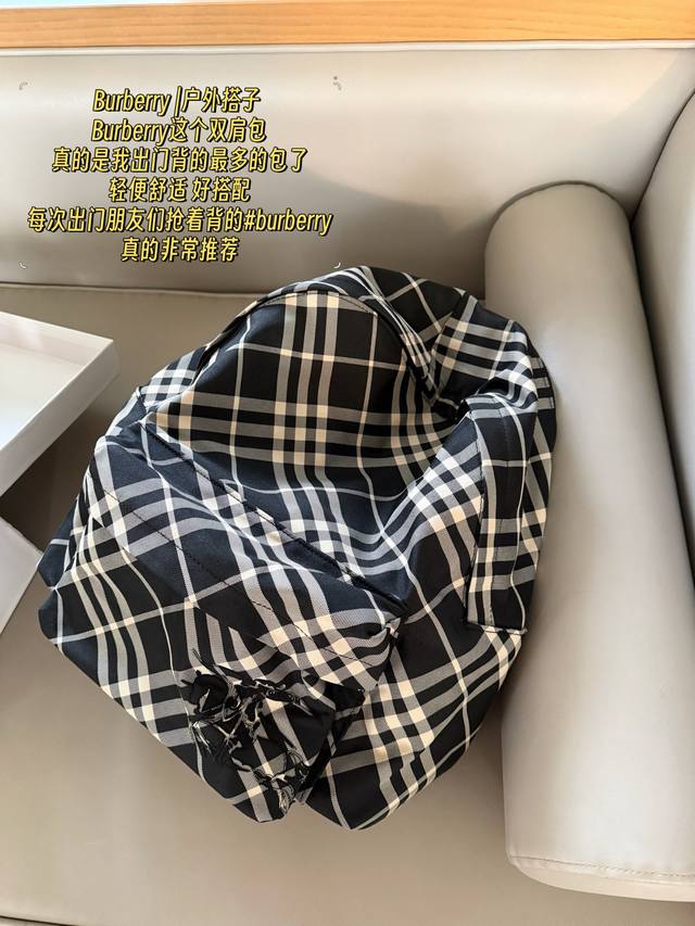 无盒 轻便又容量 Size：30*40Cm Bur双肩包 这款背包以标志性Burberry Trench风衣的独创面料作为灵感来源， 采用与棉质嘎巴甸同为密织结