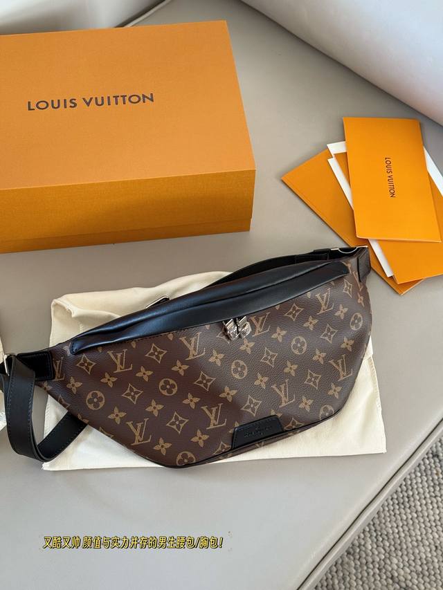配盒 L家 腰包 胸包 亦可单肩背挎或斜挎， 棉质帆布内衬 原单五金+原版皮料！ 尺寸：上宽45Cm*底宽20Cm*高20Cm 搜索Lv 腰包