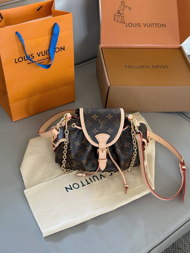 配盒 Size：23*17Cm L家 好看的包 Odyssee手袋 超可爱的~ 有点像以前的双肩包缩 小款~可以斜挎腋下背