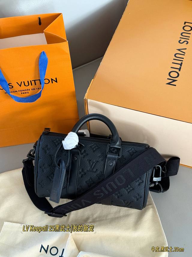 配盒子 牛皮 尺寸：24*15Cm L家 Keepall 枕头包 真的是小可爱！ 贼适合的Keepall25黑武士 男盆友的战包 搜索 Lv Keepall25