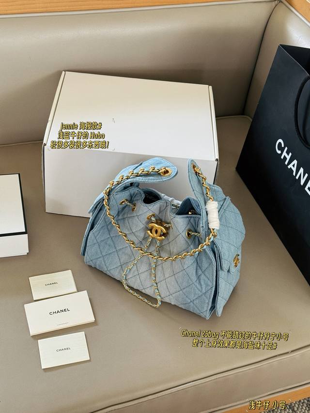 牛皮 配盒 Size:26*21Cm 小 31*26Cm 大 小香家 25C Hobo嬉皮腋下包 酷飒的水桶造型,很复古 包口可调节的抽绳设计很实用,侧面两个小 牛皮 配盒 Size:26*21Cm 小 31*26Cm 大 小香家 25C Hobo嬉皮腋下包 酷飒的水桶造型,很复古 包口可调节的抽绳设计很实用,侧面两个小