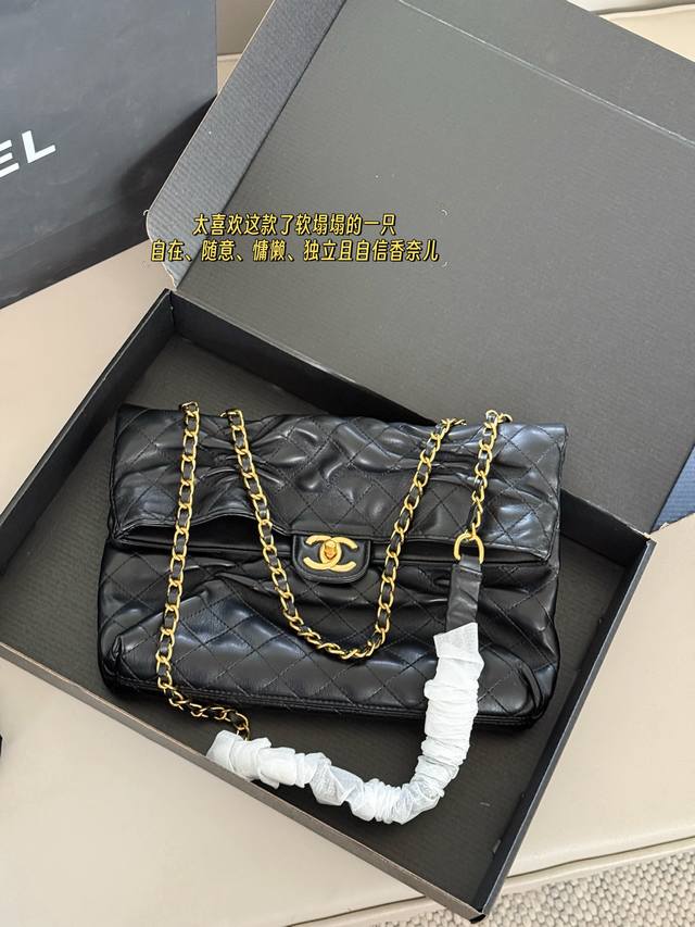 配盒 Size：32*21Cm 心心念念的Chanel中古黑银流浪包终于到手了 小香 中古元宝包 太喜欢这款了软塌塌的一只 自在、随意、慵懒、独立且自信的它