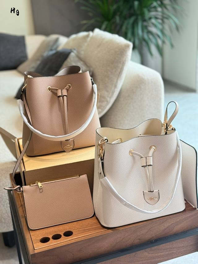 蔻驰6月新品水桶包 蔻驰6月新款水桶包Rowan Bucket真的高级又实用内里还配有一个随手小包可以放零钱卡包之类的可以取下来斜挎和腋下都很好看大小适中不挑身