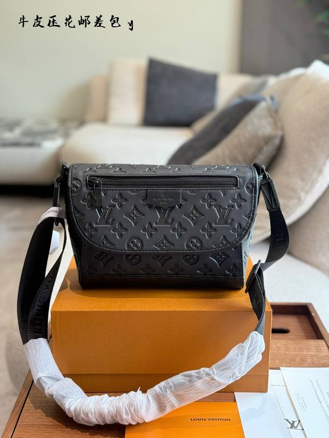 牛皮 [Pulse Messenger ] M14874黑色压花 Monogram Shadow压花小牛皮和黑色五金件为运动型的 Pulse Messenger