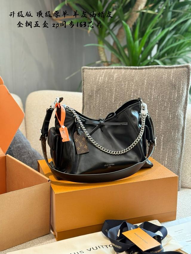 升级羊皮版 Lv Carrall小号黑武士] .,暗黑学院风 暗黑机车风 今日份的酷感Cool风暴，由Lv的Carryall黑色羊皮包 包引领 让你轻松成为酷酷