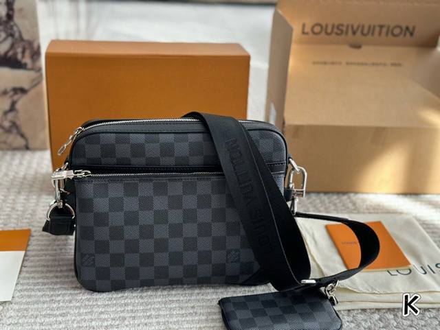 Lv推出的三合一爆火,股多种包包的流行风潮。 非常难得的是,三合一又出了男士款 而且是黑色老花与反色黑老花的拼接,黑老花迷肯定是控制不住了 男款三合的包包各个部 Lv推出的三合一爆火,股多种包包的流行风潮。 非常难得的是,三合一又出了男士款 而且是黑色老花与反色黑老花的拼接,黑老花迷肯定是控制不住了 男款三合的包包各个部