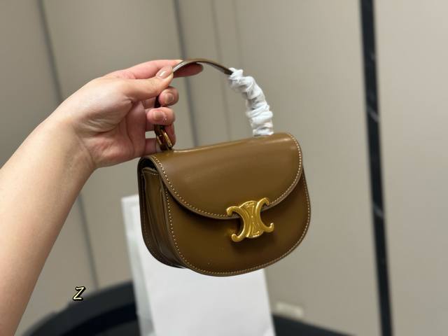 配盒 Lisa同款可爱手提小包一枚！ 赛琳Besace Triomphe 太太太太可爱啦！可盐可甜！ 虽然放不下手机但是可以装下你的其他东西鸭！ 尺寸:15.1