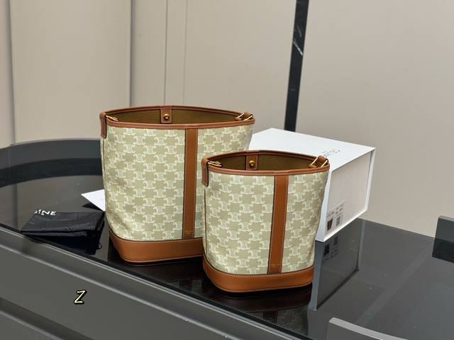 配礼盒 Size：25*27Cm 18.22Cm Celine 赛琳水桶包 这谁抵得住啊！ 一年四季都可以用的水桶！ 一直很喜欢老花的包 老花色经典极搭！ 颜值