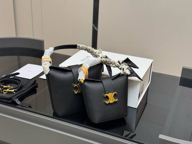 配折叠盒盒 Size：13.14Cm 16.17Cm 赛琳新款的薯条 加入开口设计~ 今年的大包都很 喜欢~ ~凹造型好物+街拍时尚单品 容量可满足短途旅行需求