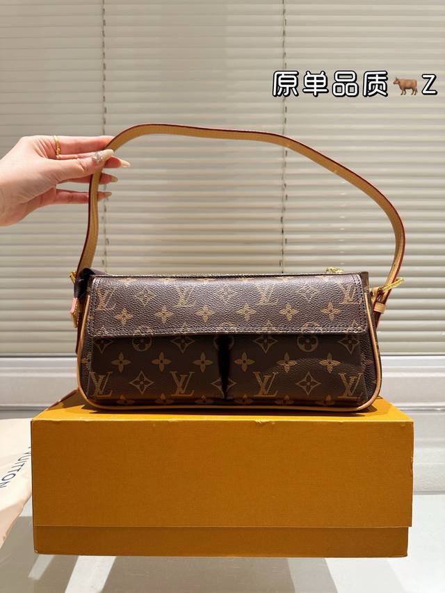 专柜对版礼盒 Lv 骆驼中古包 非常独特的设计最好看 超高级 满满的复古风 很有感觉的一只可以凹造型又是实用的款这种质感的小箱子 容量也很Ok 一年四季都百搭, 专柜对版礼盒 Lv 骆驼中古包 非常独特的设计最好看 超高级 满满的复古风 很有感觉的一只可以凹造型又是实用的款这种质感的小箱子 容量也很Ok 一年四季都百搭,