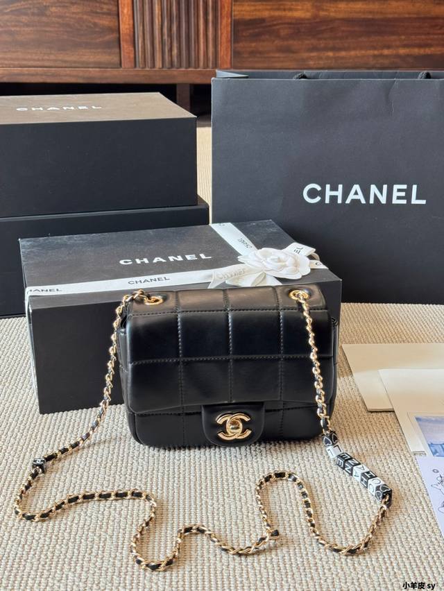 小羊皮 Chanel 23C骰子链条方胖子 逢局必赢,超可爱吖 正方格的方胖子太合我意了 骰子塑料虽然轻,但质感很不错 容量平时出门足够了 尺寸16 13Cm 小羊皮 Chanel 23C骰子链条方胖子 逢局必赢,超可爱吖 正方格的方胖子太合我意了 骰子塑料虽然轻,但质感很不错 容量平时出门足够了 尺寸16 13Cm