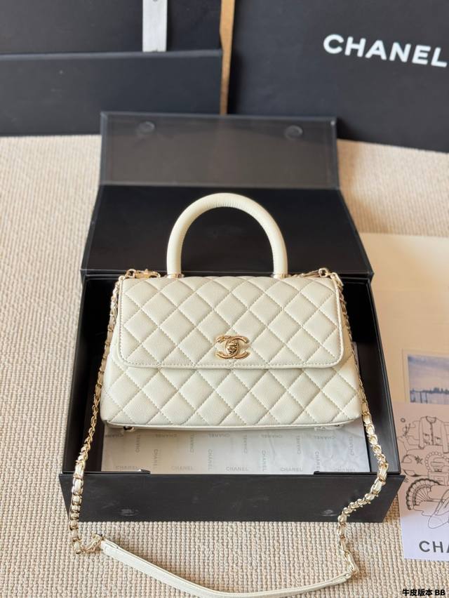 牛皮版本 背一辈子的必备！香奈儿 Coco Handle ，一你们期待已久的香奈儿 Coco Handle小号到货啦！这款包包一经推出就备受时尚圈青睞，不愧是香