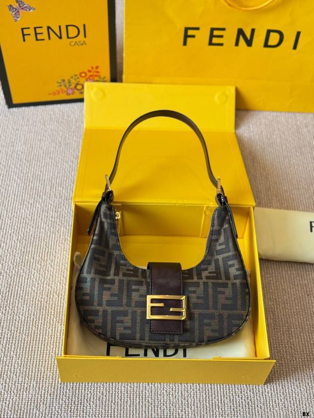 Fendi Zucca老花Mini半月Hobo腋下包 超稀有Mini小号 硬板小号 比大号好看太多了 全网没几只 封帆同款月牙包 上身一秒时髦 尺寸 26 12