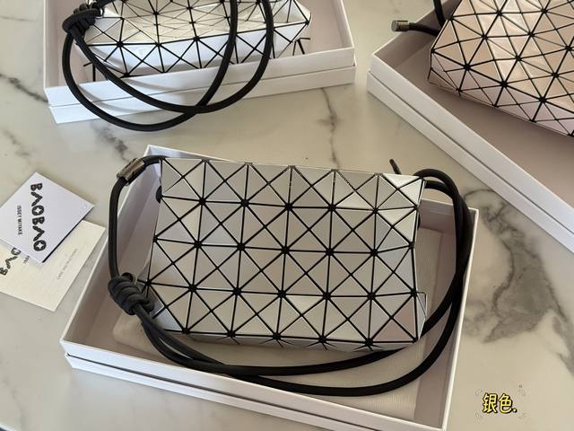 配盒 Size：24*15Cm 三宅 新款抽绳豆腐包来了哈，这只大家直接锁定 超洋气的新款抽绳豆腐包 四季都是很好的 颜值、容量、造型感都很抗打，适配度绝对满分