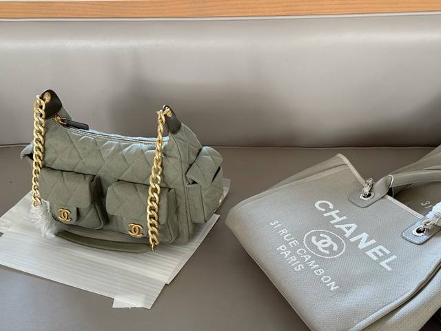 无盒 Size:31*22Cm 爆火的牛仔Hobo 小香家 25C新款口袋Hobo 真的很好背! 包包超轻!新一季的包王! 无盒 Size:31*22Cm 爆火的牛仔Hobo 小香家 25C新款口袋Hobo 真的很好背! 包包超轻!新一季的包王!