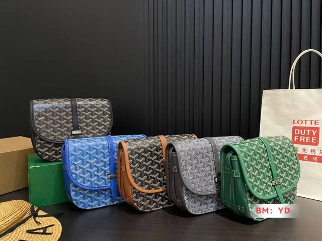 配折叠礼盒 Goyard戈雅马鞍包 -新款 Goyard Logo的大潮今年可是开挂了！每个包的手绘花纹都特别有自己的独特魅力，不管是亮眼的鲜艳色，还是低调的深