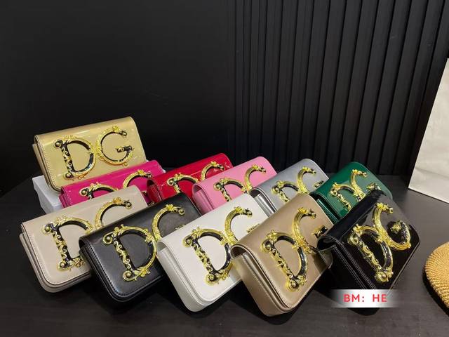 配盒 Dg杜嘉班纳链条包 包包实在是太太太温柔了, 拿在手上少女感十足,仿佛时间停滞在听你诉说你们的故事~高级感满满 #杜嘉班纳Dg 尺寸19*13 配盒 Dg杜嘉班纳链条包 包包实在是太太太温柔了, 拿在手上少女感十足,仿佛时间停滞在听你诉说你们的故事~高级感满满 #杜嘉班纳Dg 尺寸19*13