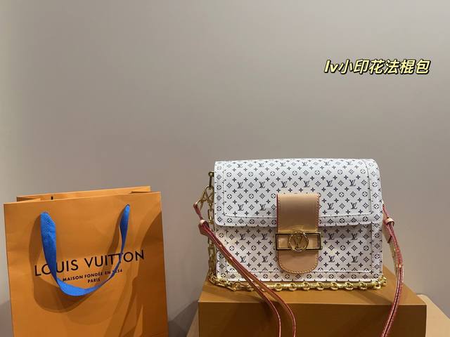 配折叠盒尺寸25.16 Lv小印花法棍包 轻松演绎复古时髦 包型挺阔，简约而不简单不需要过多的装饰，日常搭配西装和T恤，就能将高级感体现的淋漓尽致！