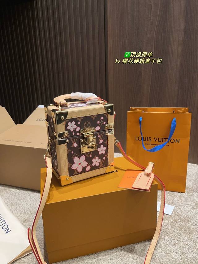 顶级原单 配折叠盒尺寸16.19 Lv 樱花硬箱盒子包 经典老花图案碰撞村上隆的樱花艺术,硬箱造型自带复古时髦感,谁背谁高级! 皮革包边+金属包角,细节精致到不 顶级原单 配折叠盒尺寸16.19 Lv 樱花硬箱盒子包 经典老花图案碰撞村上隆的樱花艺术,硬箱造型自带复古时髦感,谁背谁高级! 皮革包边+金属包角,细节精致到不