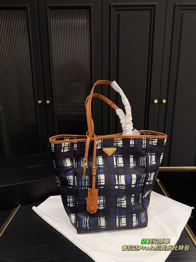 顶级原单 配折叠盒尺寸23.32 普拉达Prada托特包 精致美丽 高级优雅 很好驾驭,不挑衣服,不挑季节 一年四季都可,可盐可甜 高个子小姐姐背,气质御姐范 顶级原单 配折叠盒尺寸23.32 普拉达Prada托特包 精致美丽 高级优雅 很好驾驭,不挑衣服,不挑季节 一年四季都可,可盐可甜 高个子小姐姐背,气质御姐范