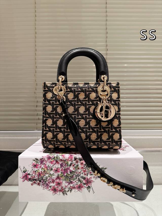 牛皮版本 Dior Lady迪奥 手袋 戴妃羊皮纹 戴妃真的是梦中情包 周扬青同款 磨砂的质感无敌显高级 优雅简约之余更显低调内敛~ 包型挺括 不会塌不会凹陷道