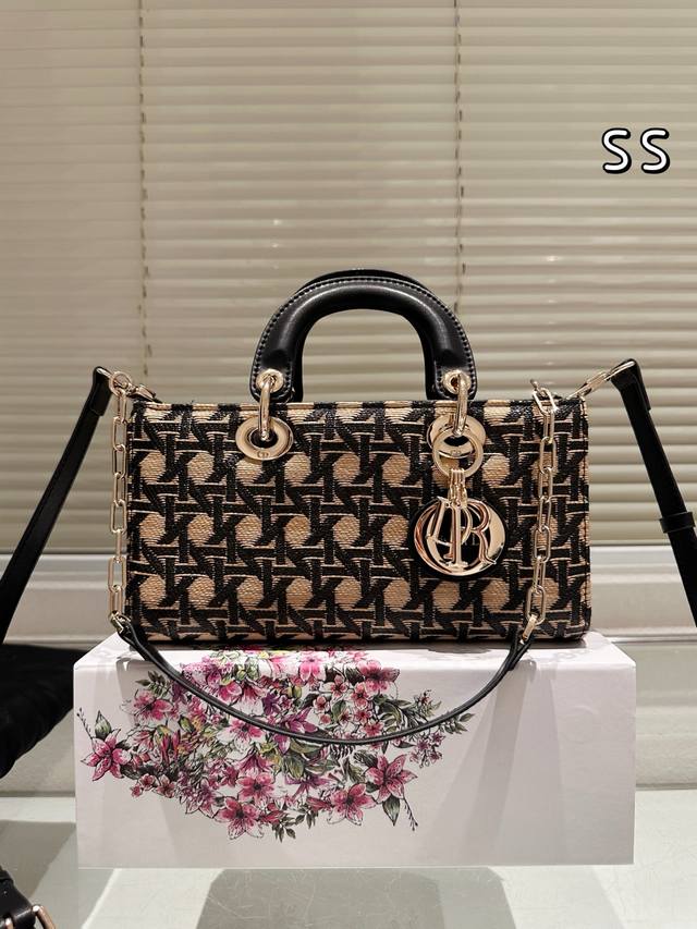 牛皮版本 横款 Dior Lady迪奥 手袋 戴妃包 戴妃真的是梦中情包 周扬青同款 磨砂的质感无敌显高级 优雅简约之余更显低调内敛~ 包型挺括 不会塌不会凹陷