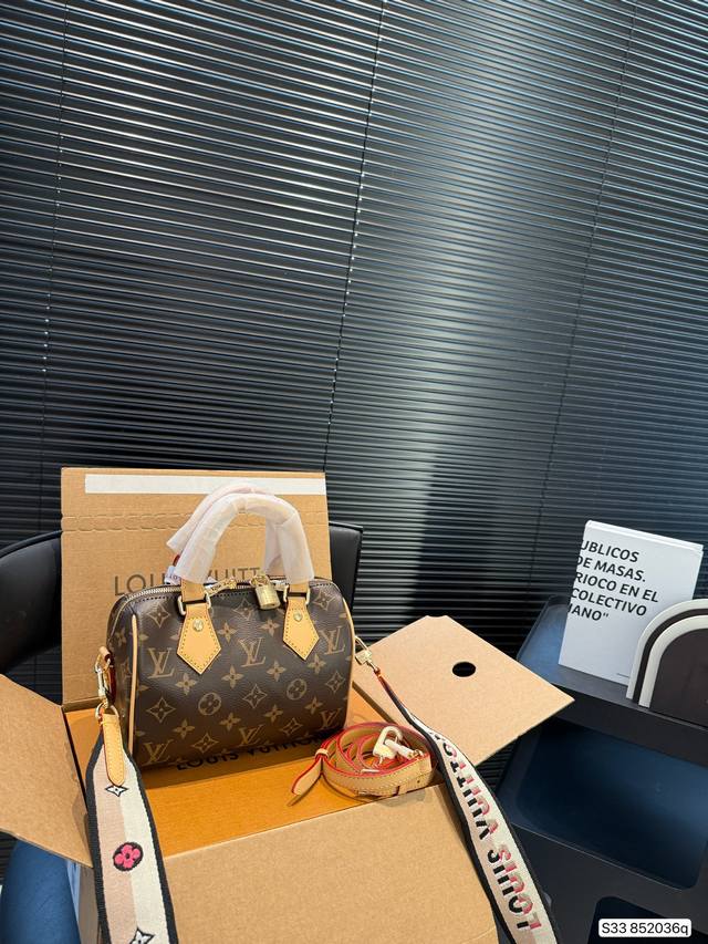 配飞机盒折叠盒子 Lv新款枕头包 出货啦 手提单肩斜挎款式 宝宝们抓紧来订哈 版型经典不过时 一直深受洋气美妞们喜欢！尺寸：20 14 货号852036