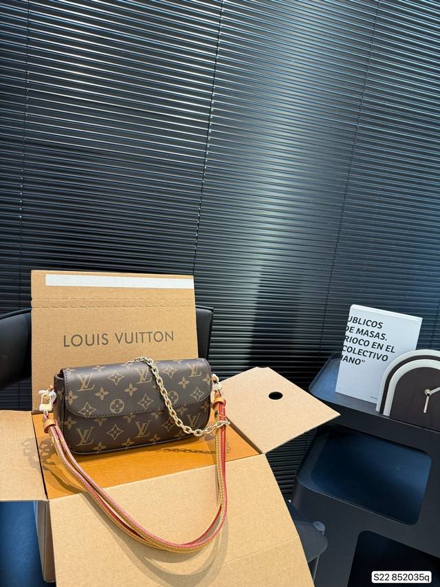 配飞机盒折叠盒子 Lv Ivy腋下包斜挎包 又酷又飒低调的奢华 可盐可甜 极致美感 绝美女孩就是你 尺寸：22.5 12 货号852035