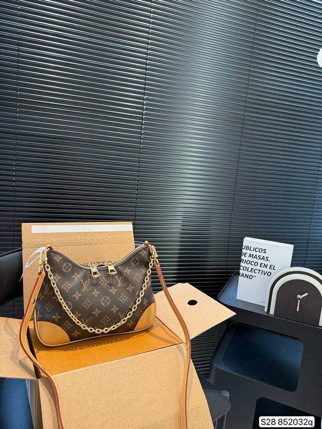 配飞机盒折叠盒子 Lv 牛角包中古款牛角包定制版经典单肩包配置肩带链条单肩斜挎都无敌好看百搭！超级时髦 给你想不到的惊艳尺寸：29 16货号852032