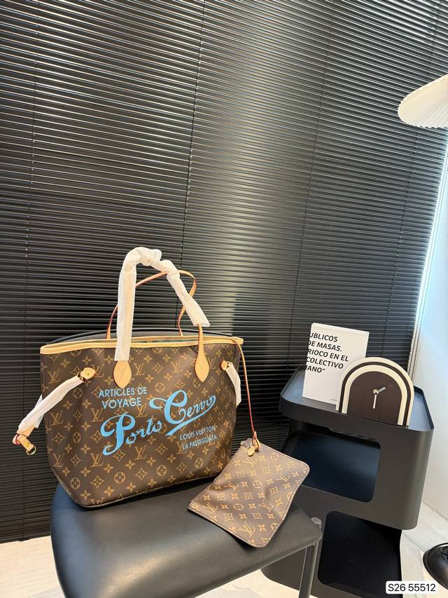 新款Lv购物袋 超火的Tote托特包，日常通勤都非常可会越用越喜欢的一款，值得入手。尺寸：33 29 货号55512